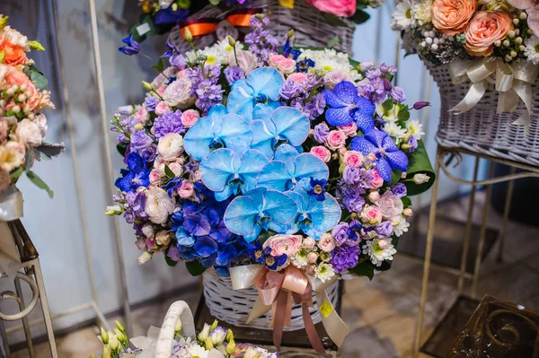 Cesta de vime lindo com composição de flor bonita e colorida — Fotografia de Stock