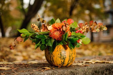 Bir sonbahar çiçek kompozisyon ile şirin kabak