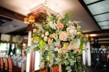 Çiçek kompozisyon yapılan güzel kapalı dekorasyon