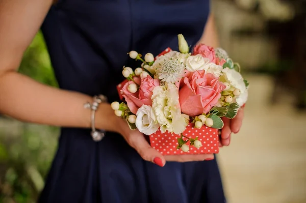 La mujer sostiene una tierna composición floral —  Fotos de Stock