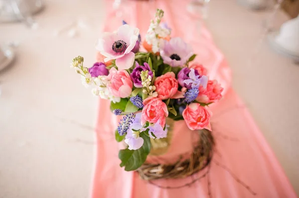 Decoração de mesa feita de vaso com belas flores — Fotografia de Stock