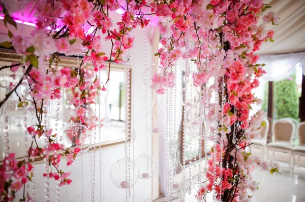 Hochzeitsbogen mit schönen rosa Blumen dekoriert — Stockfoto