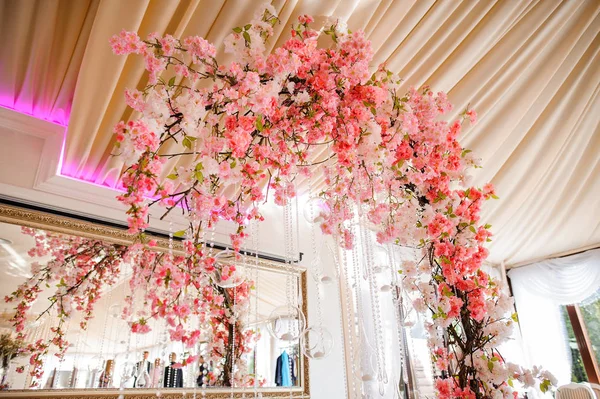 Arco de casamento lindo decorado com belas flores rosa — Fotografia de Stock
