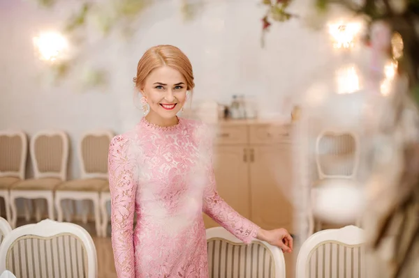 Hermosa novia rubia en precioso vestido rosa — Foto de Stock
