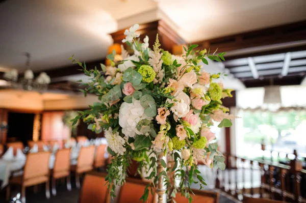 Elegante decoração interior feita de composição de flores — Fotografia de Stock