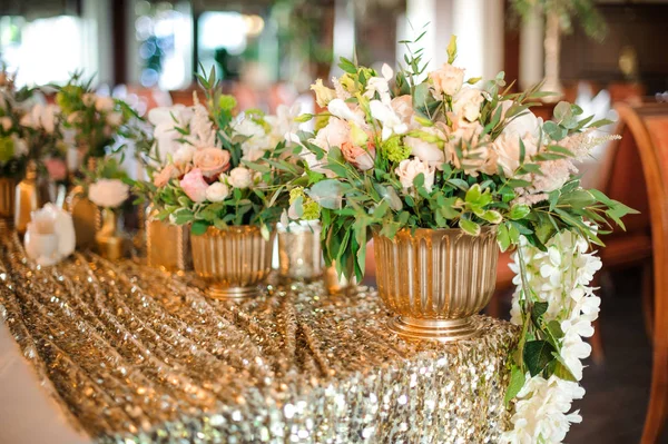 Macetas doradas con hermosas y tiernas rosas blancas —  Fotos de Stock