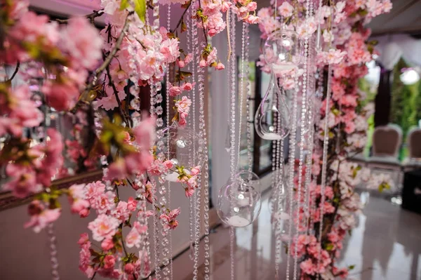 Arco de casamento decorado com belas flores rosa e contas — Fotografia de Stock