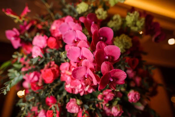 Buquê bonito de flores brilhantes e rosa — Fotografia de Stock