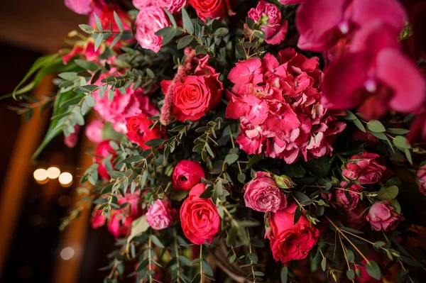 Belo buquê de flores brilhantes e rosa — Fotografia de Stock