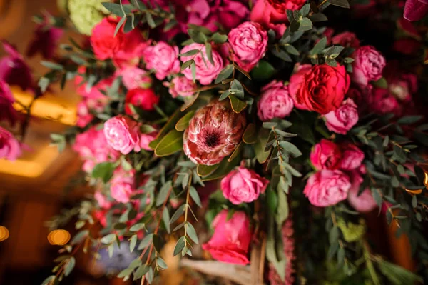 Красивый букет ярких и розовых цветов — стоковое фото