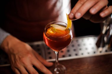 Barmen bir kokteyl limon kabuğu ile dekorasyon