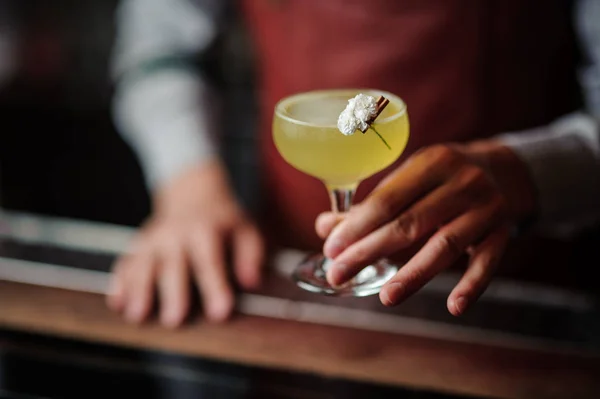 Barmann hält ein Glas auf alkoholischen Cocktail — Stockfoto