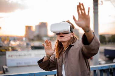 Sanal gerçeklik gözlükleri tadını genç uzun saçlı adam