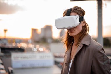 Sanal gerçeklik gözlüklü genç uzun saçlı adam