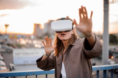 Arka planda VR bardak s zevk genç uzun saçlı adam