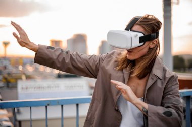 Sanal gerçeklik gözlüklü genç uzun saçlı adam