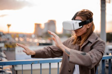 Sanal gerçeklik gözlüklü genç uzun saçlı adam