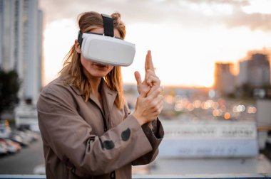 Genç ve uzun saçlı adam Vr gözlük zevk