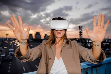 Genç ve Vr kulaklık giyen uzun saçlı adam