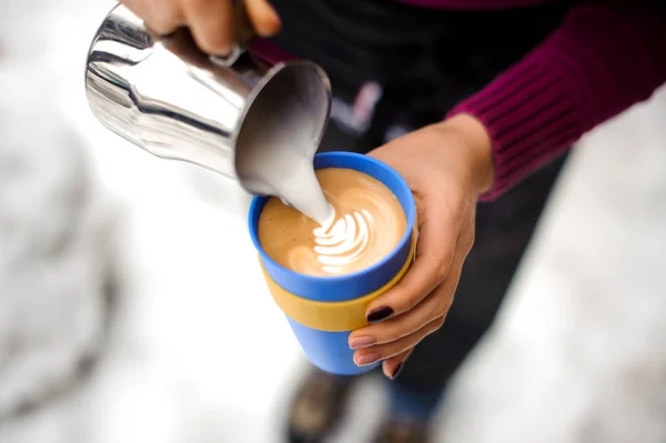 Kafede kahve latte sanat yapma kadın — Stok fotoğraf