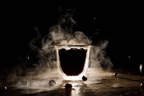 Taza de café caliente con vapor situado en la mesa — Foto de Stock