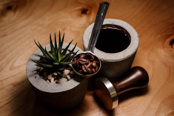 Trendy en schattig concrete potten met koffie drinken en plant — Stockfoto