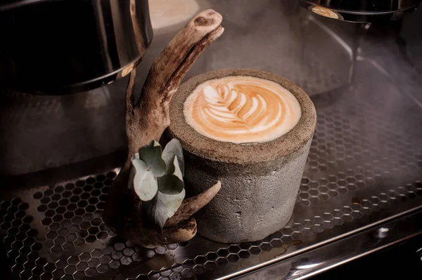 Güzel latte sanat trendy beton tencerede — Stok fotoğraf