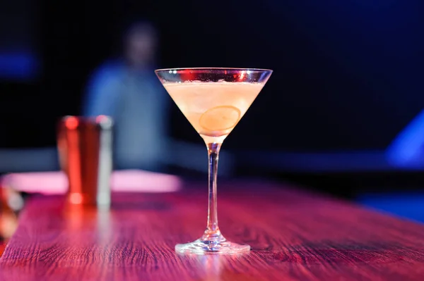 Bicchiere di cocktail alcolico con fetta di limone — Foto Stock
