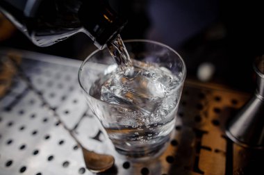 Bar counter arka plan üzerine bir bardak içine dökme alkollü içki