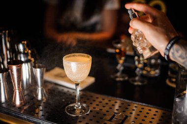 Barmen alkollü kokteyl cam dekorasyon