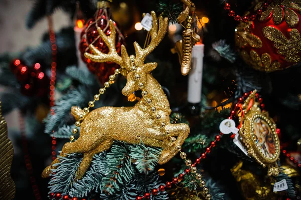 Juguete de decoración de árbol de Navidad en forma de ciervo dorado — Foto de Stock