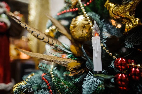 黄金色のトーンでスタイリッシュなクリスマス ツリーの装飾のおもちゃ — ストック写真