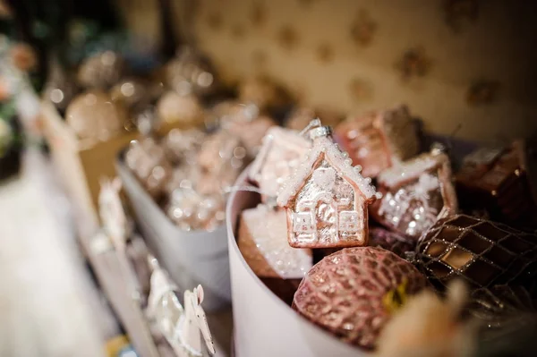 Jouets de Noël élégants mignons sous la forme de maison en pain d'épice — Photo