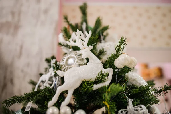 Juguete de decoración de árbol de Navidad blanco en forma de ciervo — Foto de Stock
