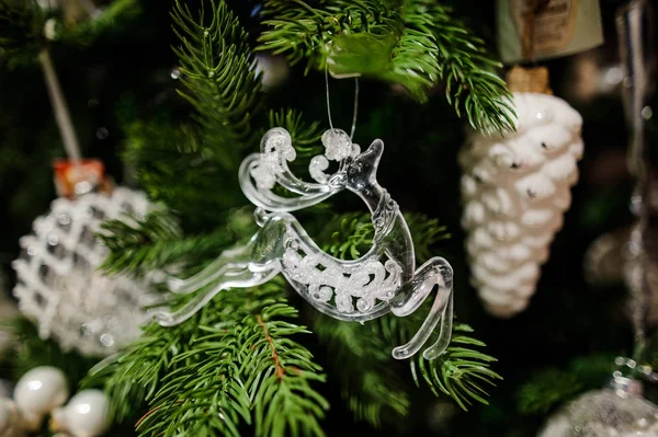 Juguete de decoración de árbol de Navidad en forma de patines dorados — Foto de Stock