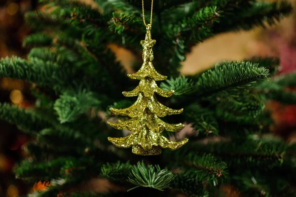 黄金のクリスマス ツリーの形のかわいいクリスマス ツリー装飾グッズ — ストック写真