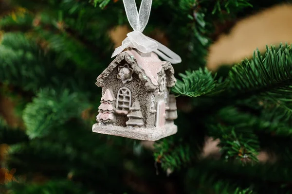 小さな家の形で可愛いクリスマス ツリー装飾グッズ — ストック写真