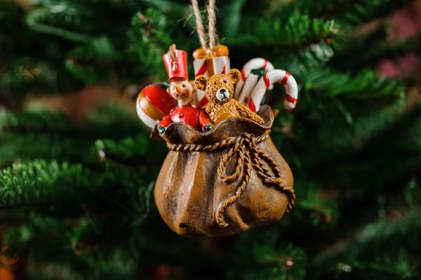 ギフト袋の形でかわいいクリスマス ツリー装飾グッズ — ストック写真