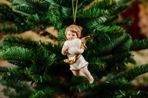 天使の形で美しいクリスマス ツリー装飾グッズ — ストック写真