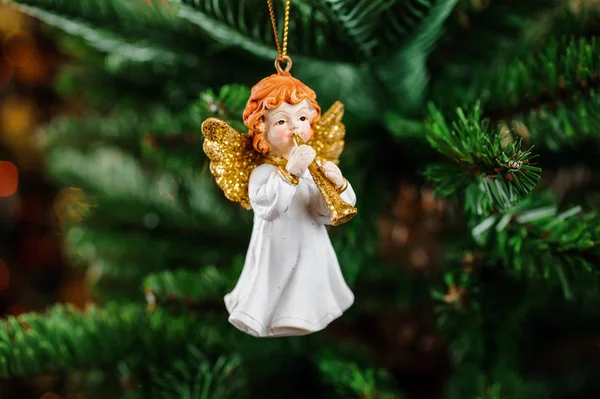 赤毛の天使の形で美しいクリスマス ツリー装飾グッズ — ストック写真