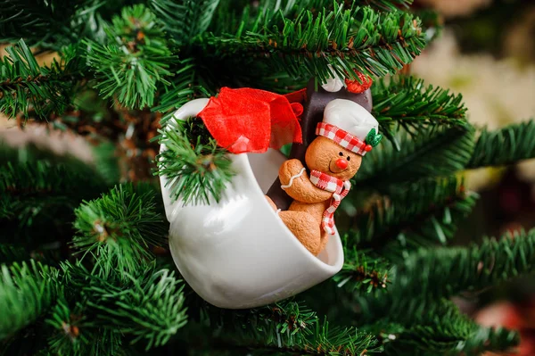 クッキーとフォーム カップでかわいいクリスマス ツリー装飾グッズ — ストック写真