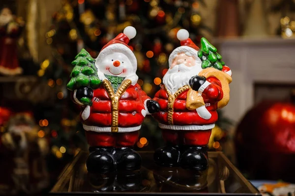サンタ クルと雪だるまの形の磁器のクリスマスのおもちゃ — ストック写真