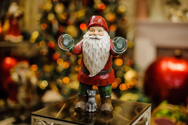 Фарфоровая рождественская игрушка в виде Санта-Клауса с котом — стоковое фото