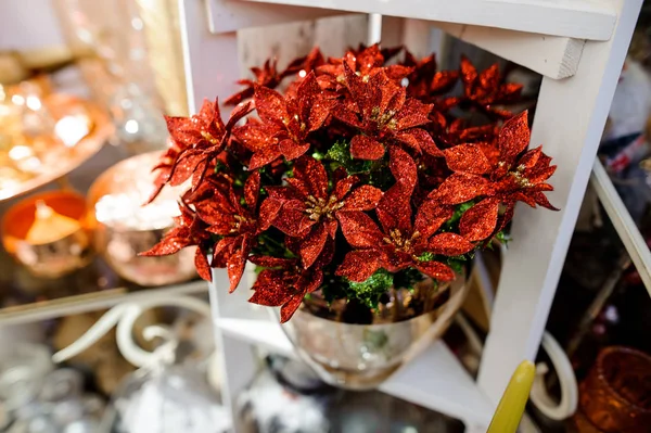 Kerstdecoratie, bestaande uit de glinsterende bloemen — Stockfoto