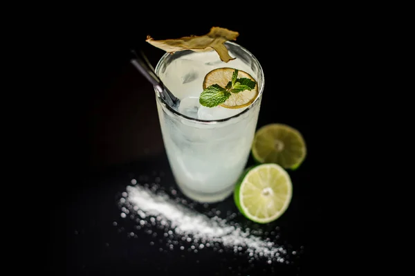 A szalma alkoholos koktél pohár díszített egy szelet lime — Stock Fotó