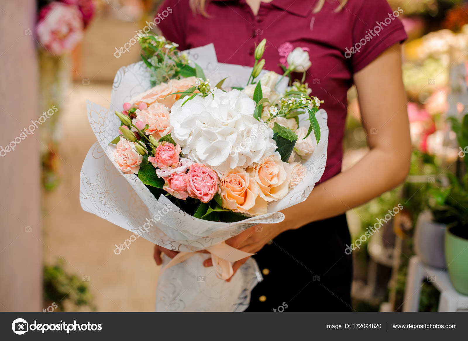 Joli Bouquet Tendre De Différentes Fleurs Dans Les Mains De
