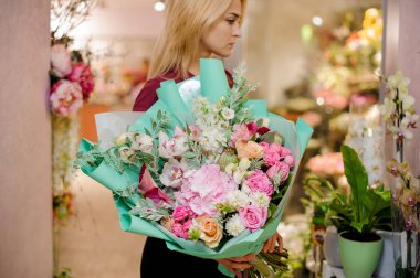 İhale pembe ve mavi güzel çiçekler buket