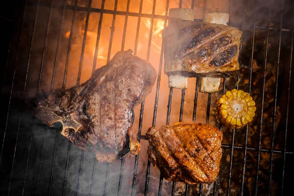 Costelas saborosas com crosta dourada na grelha — Fotografia de Stock