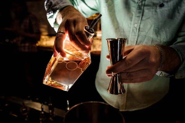 Barman sirviendo un jarabe para hacer un cóctel — Foto de Stock