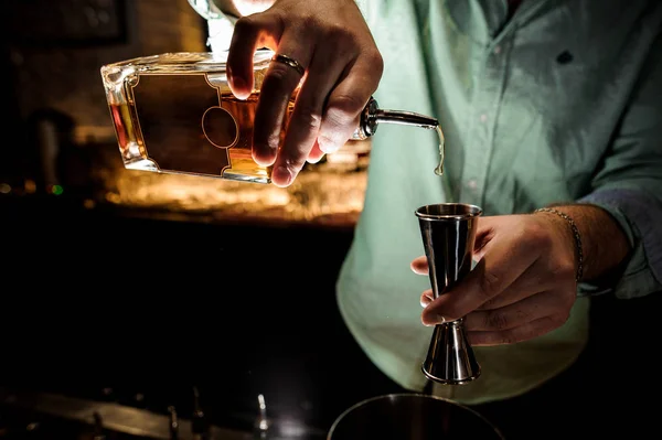 Barmans ręce, wlewając syrop na dokonywanie koktajl — Zdjęcie stockowe